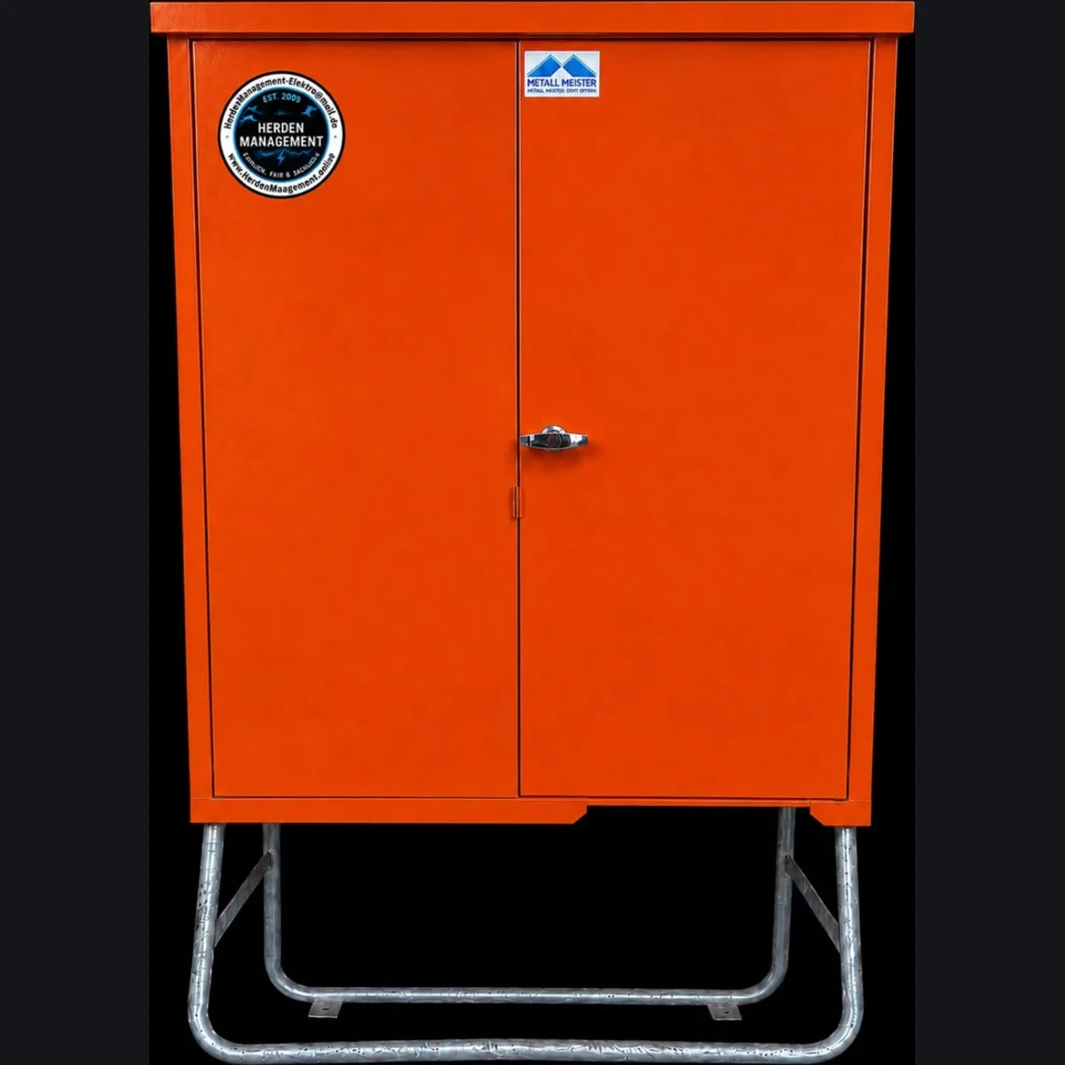 Geschlossener orangefarbener Stromverteiler-Schrank auf Standgestell mit Herden-Management-Logo